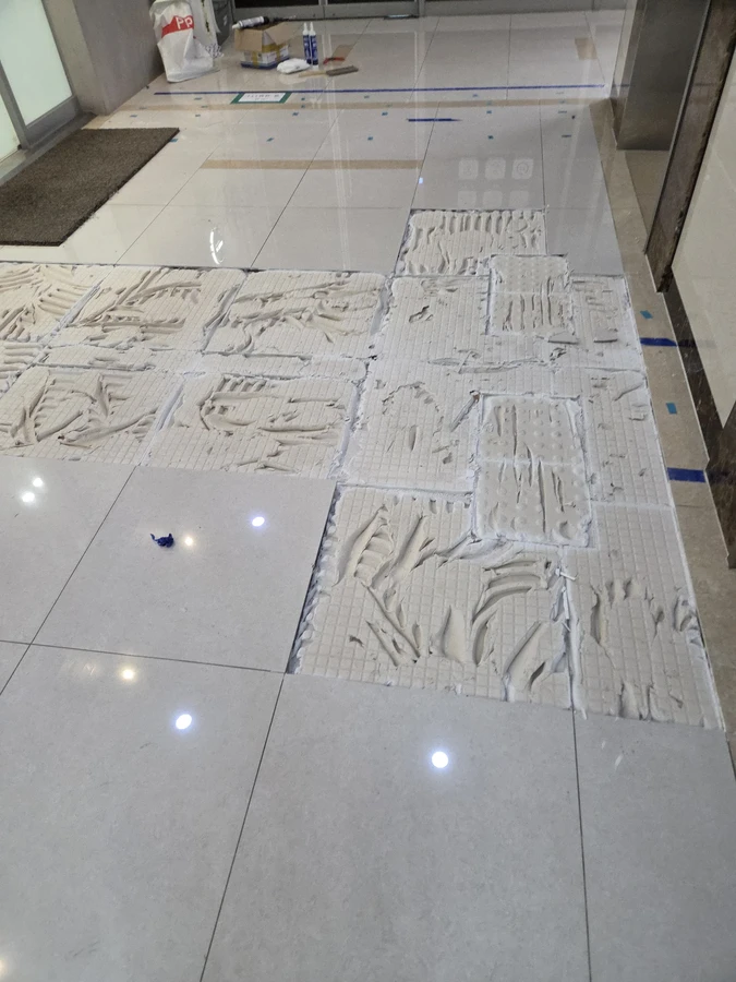 화성시 바닥타일수리 상가 바닥타일 들뜸 재시공 시공 전 상태